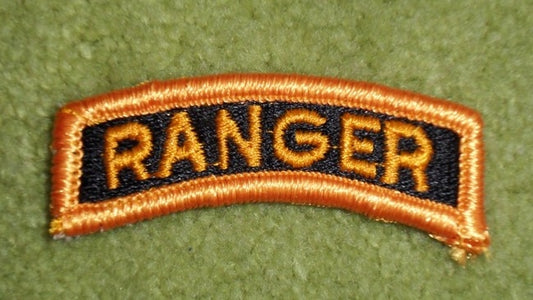 Ranger Tab: Bogenförmiger Aufnäher mit gelber Schrift auf schwarzem Hintergrund