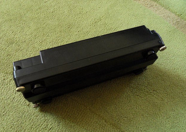 Batteriehalter für PRC-77 Funkgerät aus der Seitenansicht mit 10x D-Mono 1,5 Volt Batterien – zuverlässige Stromversorgung für den Außeneinsatz