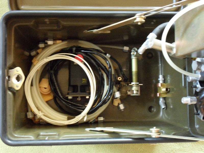Detailansicht des Inhalts des Fuel Injector Test Kits – Alle Komponenten zur Diagnose von Kraftstoffeinspritzsystemen