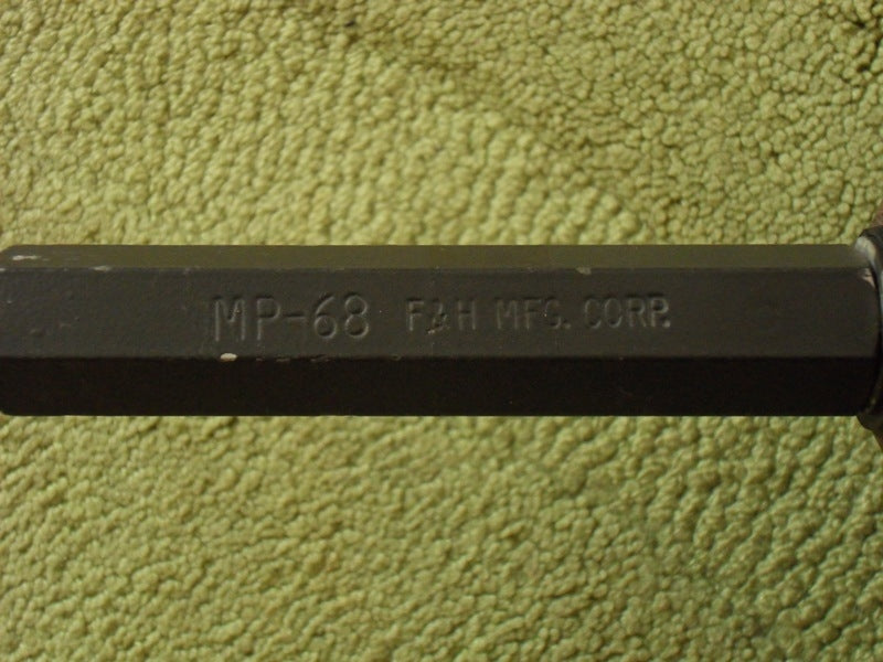 Typenbezeichnung des MP-68 US Militär Funk Antennenfußes – klare Kennzeichnung für VHF Groundplane Mast Antennen