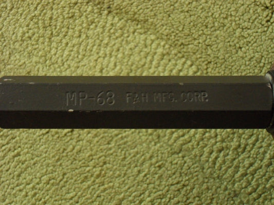 Typenbezeichnung des MP-68 US Militär Funk Antennenfußes – klare Kennzeichnung für VHF Groundplane Mast Antennen